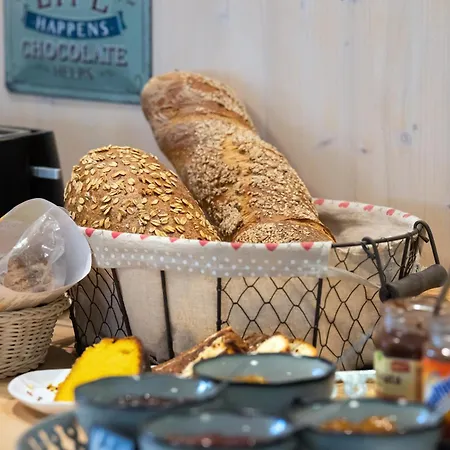 לינה וארוחת בוקר Shima-davos 3*